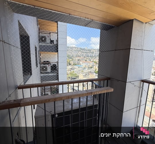 רשת למניעת כניסת יונים במרפסת בניין